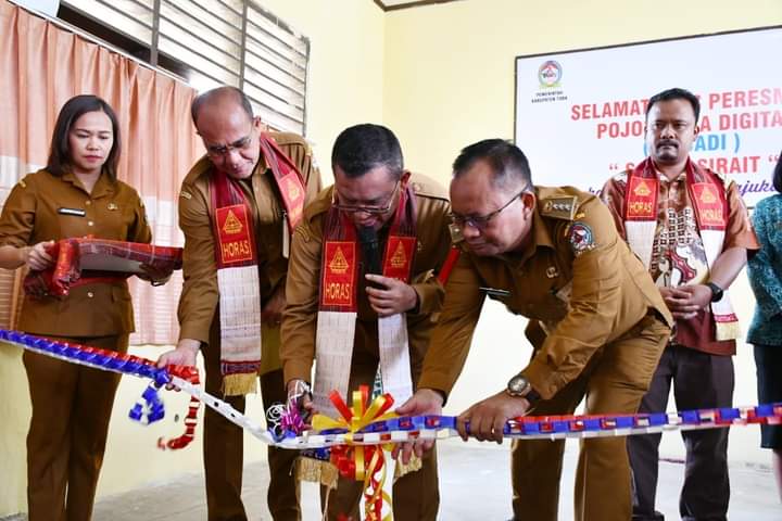 Bupati Toba Resmikan Pojok Baca Digital (POCADI) Sabam Sirait