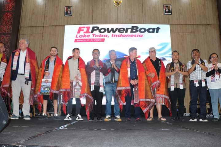 Event F1H2O Kembali Sukses,Pemkab Beri Suvenir Ulos ke Pembalap