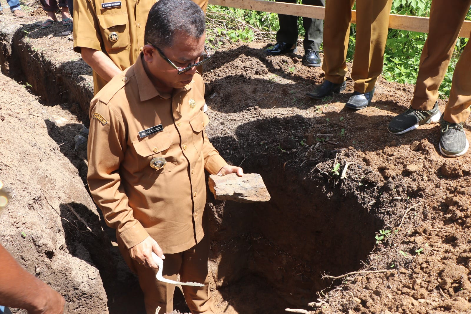 Bupati Toba Meletakkan Batu Pertama Pembangunan Gedung Taman Bacaan Desa Simatibung, Laguboti