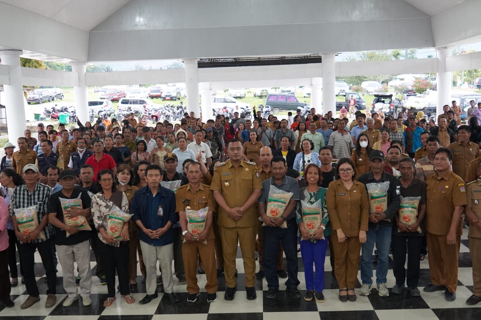 Pemkab Toba Salurkan 34.475 Kg Benih Padi Untuk 93 Kelompok Tani