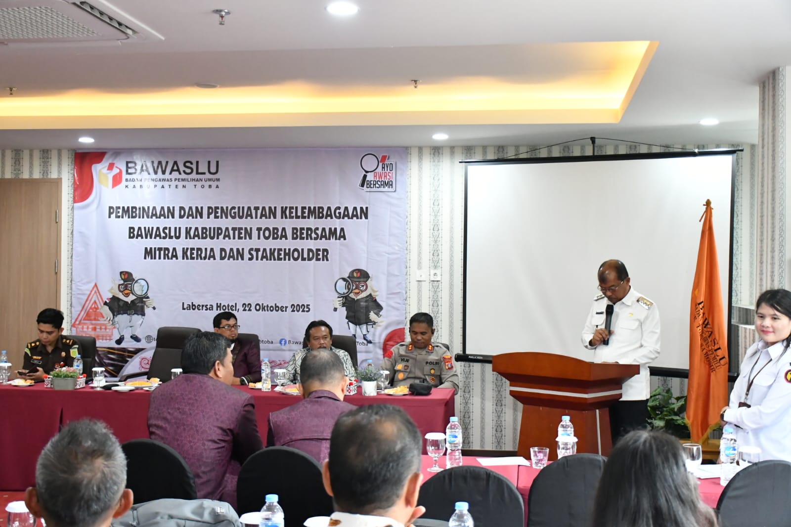 Pembinaan dan Penguatan Kelembagaan Bawaslu Kabupaten Toba Bersama Mitra Kerja dan Stakeholder