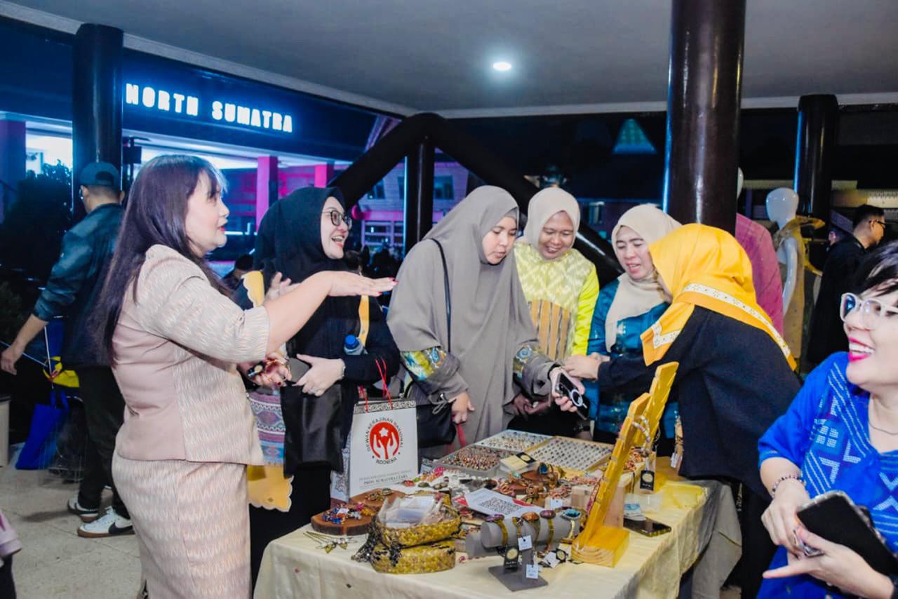 Ketua Dekranasda Toba Hadiri Peringatan Hari Ulos Nasional 2025