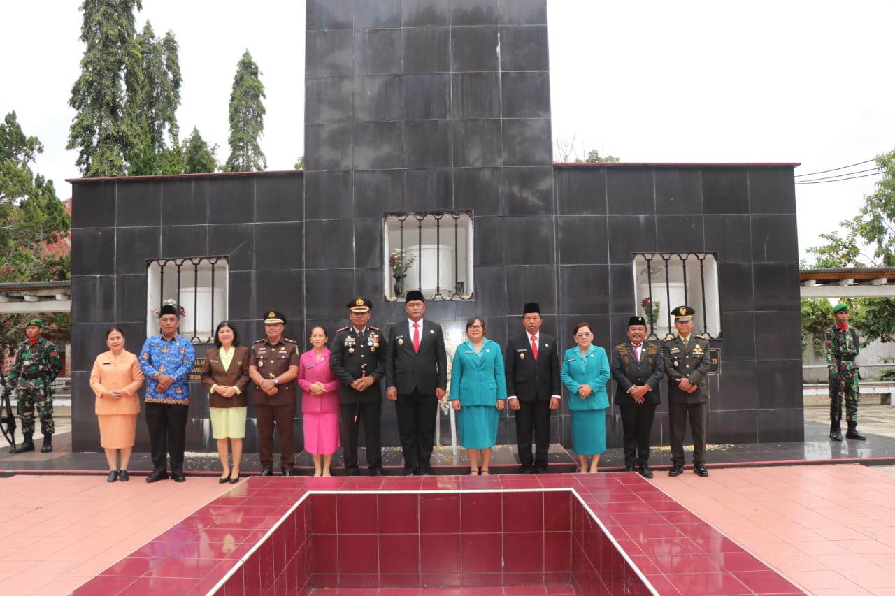 Peringati Hari Pahlawan, Pemkab Toba Upacara di Makam Pahlawan Nasional dan Halaman Kantor Bupati 