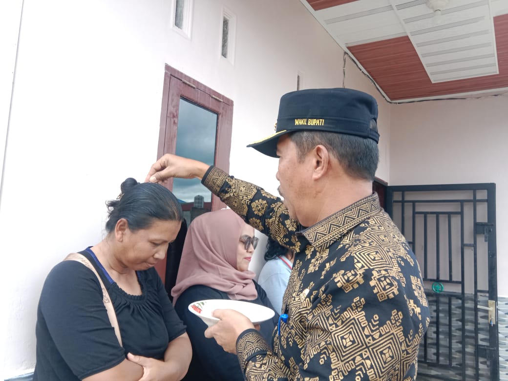 Wakil Bupati Toba Serahkan Bantuan Sosial Untuk Korban Bencana Puting Beliung