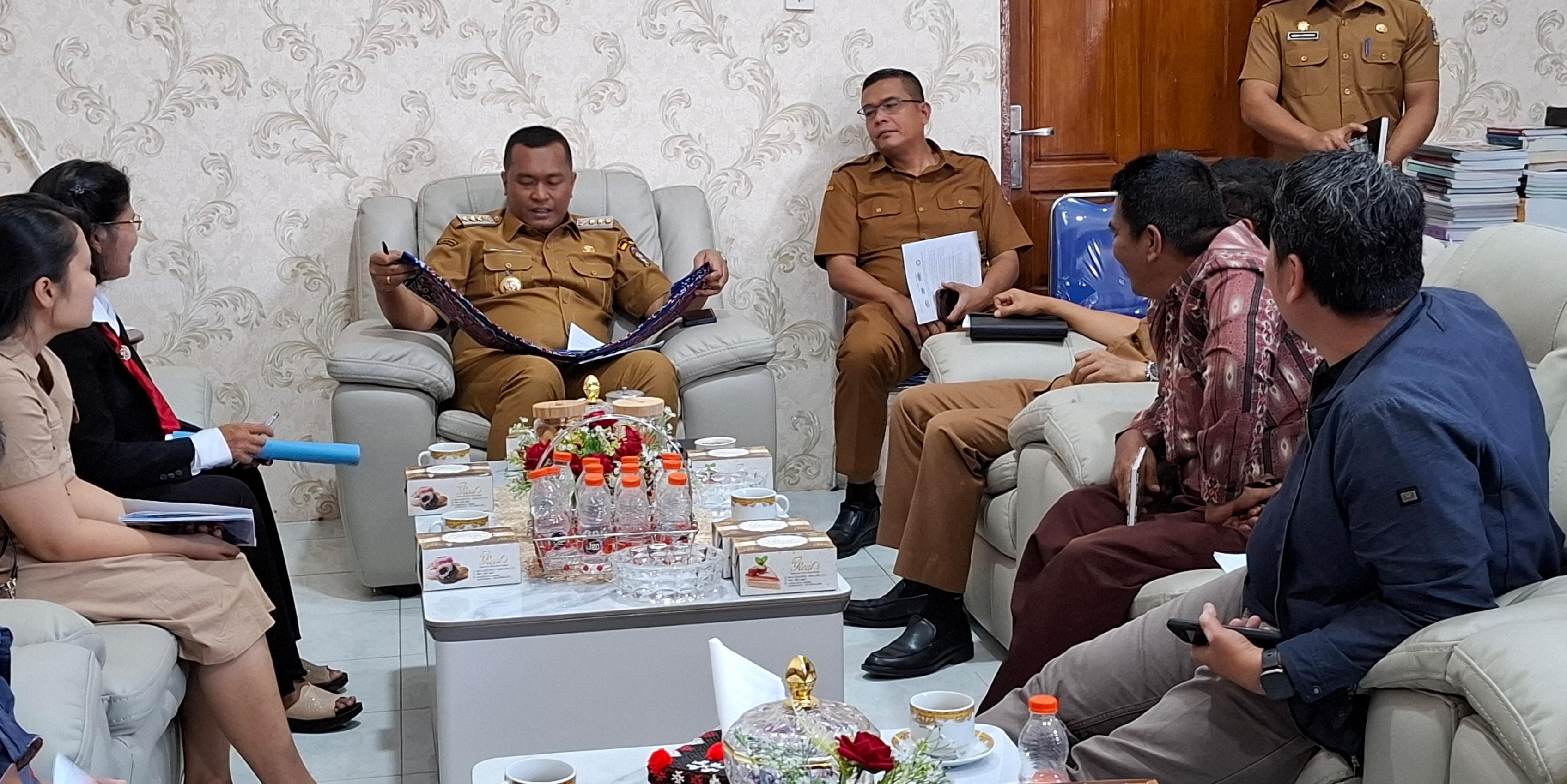 Bupati Toba Terima Audiensi dari Panti Karya Hephata Bahas Kegiatan “We Ring The Bell”
