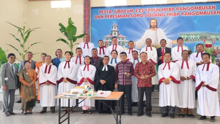 Jubileum 125 Tahun HKBP Pangombusan, Sekda Toba Ajak Jemaat Jaga Lingkungan