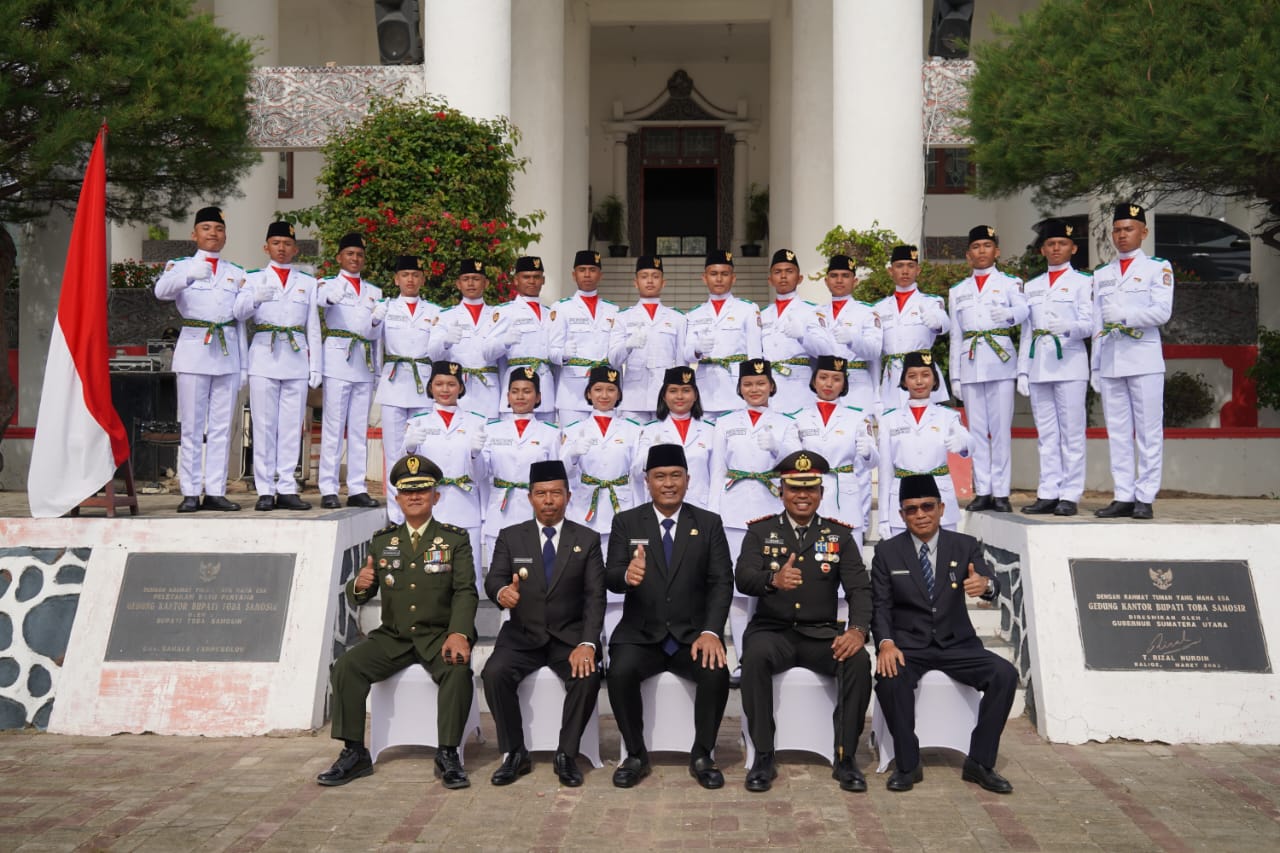 Bupati Toba Kukuhkan Pasukan Pengibar Bendera Pusaka