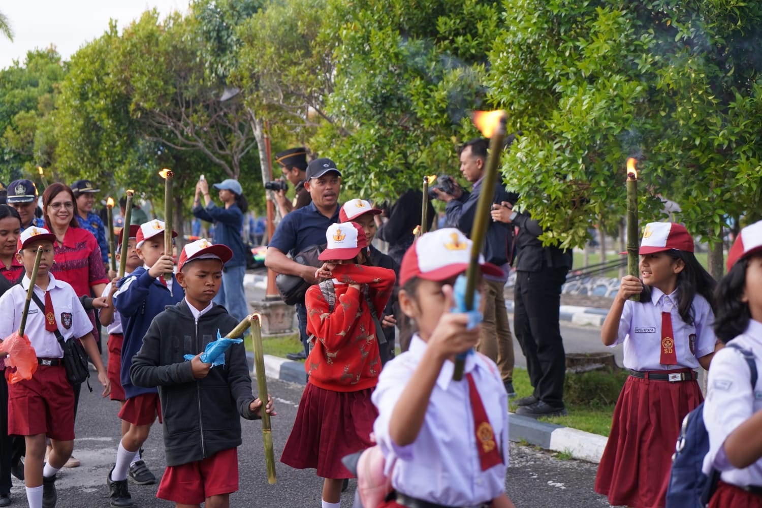 Temaram Cahaya Obor Warnai Senja di Kota Balige