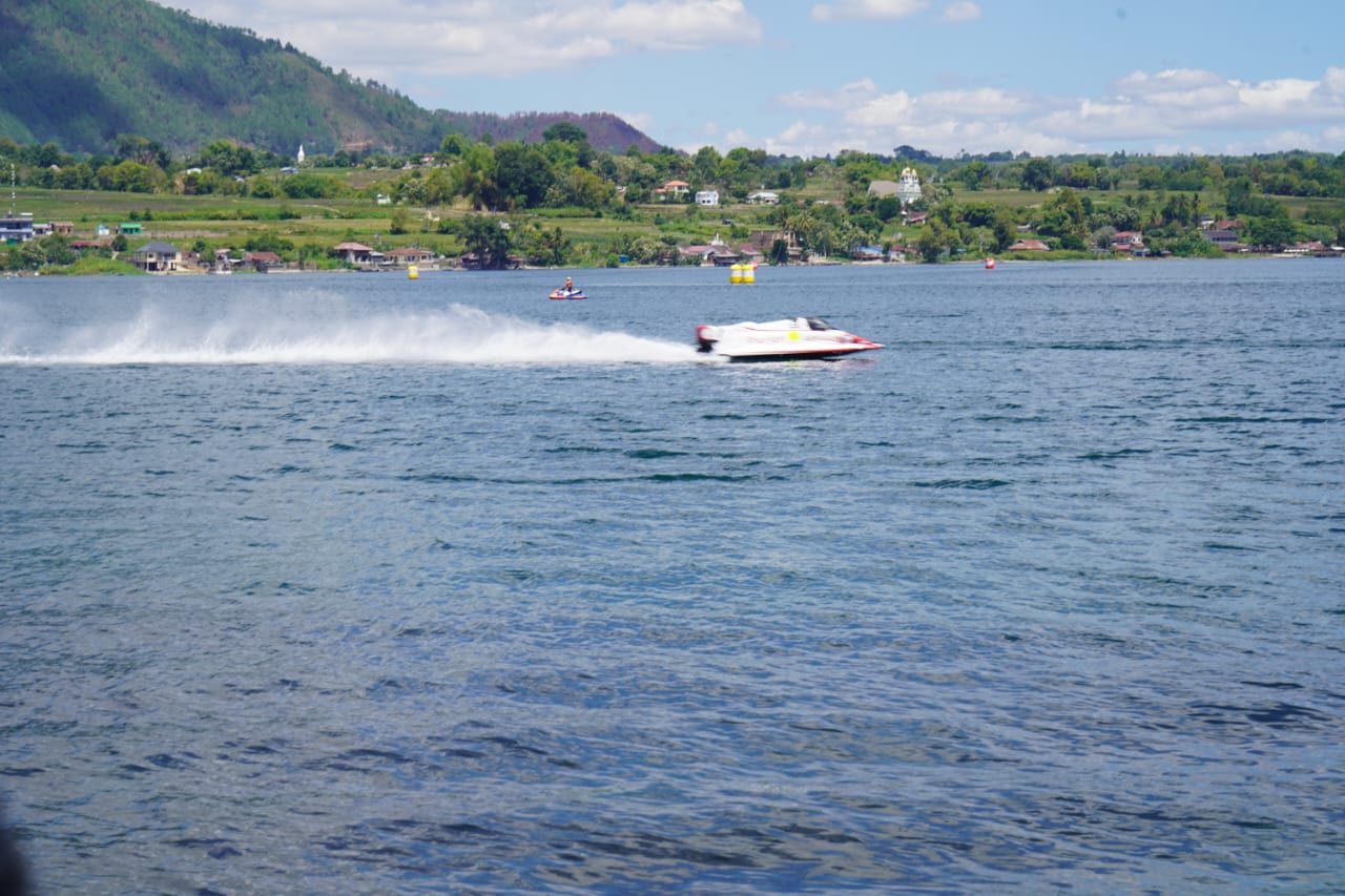 Hari Kedua F1H2O 2025 : Sprint Race Sengit, Pesta Horas Siap Guncang Balige