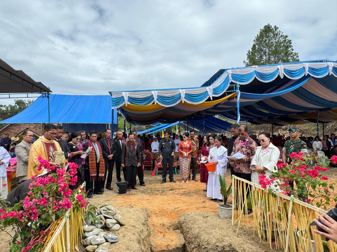 Hadiri Peletakan Batu Pertama Gereja Katolik Santa Maria Bunda Allah Aek Natolu, Wabup Toba: Ayo Gotong Royong