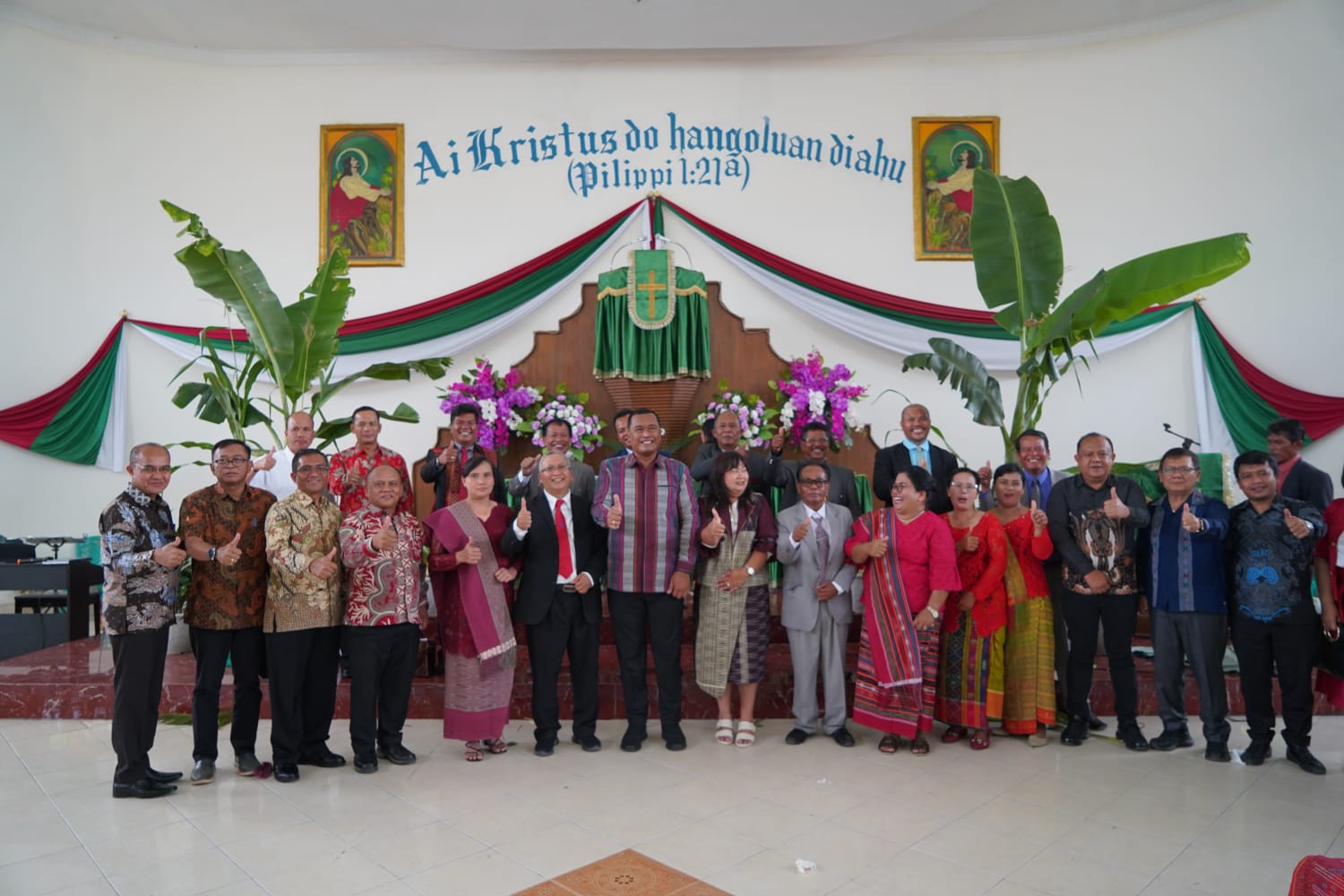 Bupati Toba Bersama Sejumlah Pimpinan OPD Ikuti Ibadah di Gereja HKBP Parparean 