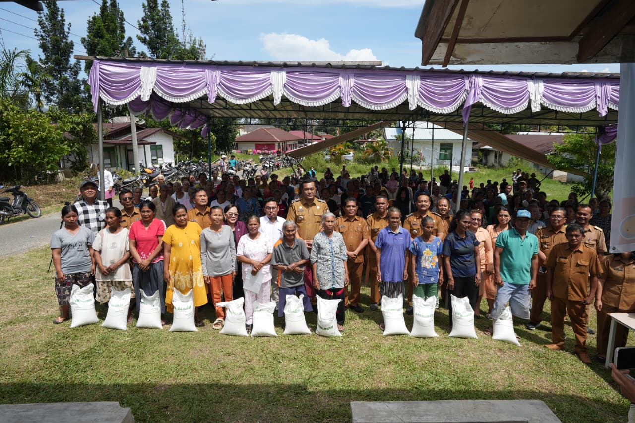 Kendalikan Harga Pangan, Bupati Toba Salurkan Bantuan Beras Tahap III untuk 24.713 Keluarga Penerima Manfaat