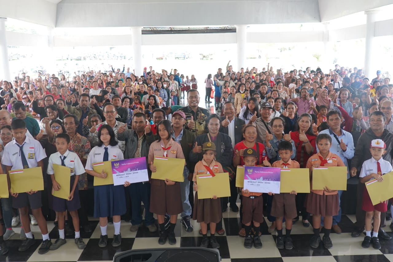 Bupati Toba Serahkan SK Penerima Dana PIP Untuk 635 Siswa