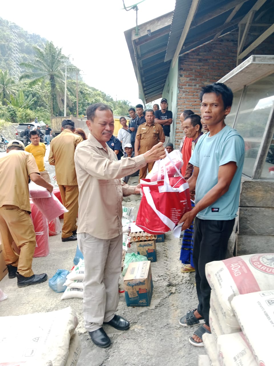 Pemkab Toba Serahkan Bansos Untuk Korban Kebakaran di Daerah Terisolir