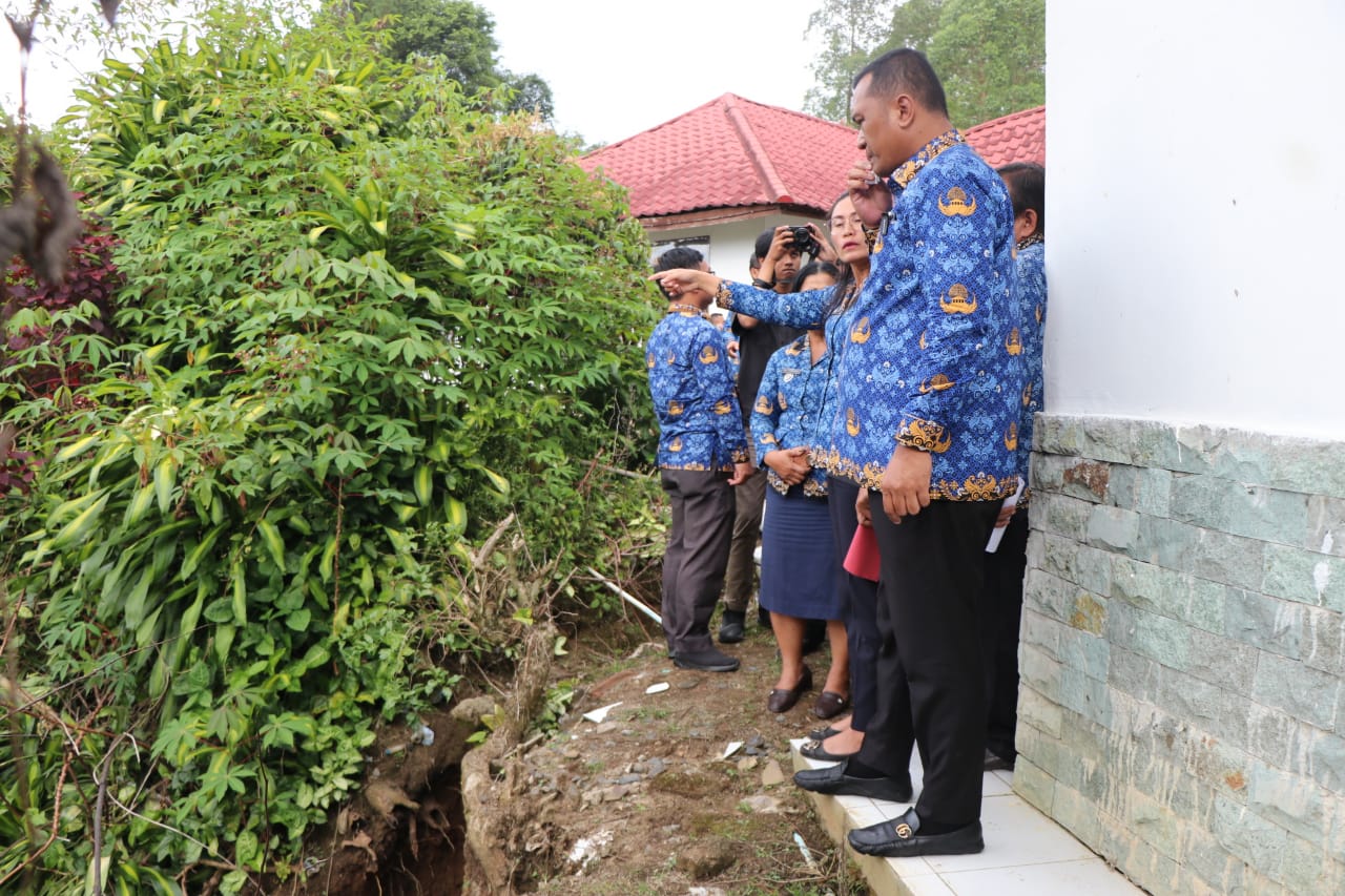 Disela Musrenbang, Bupati Sempatkan Waktu Tinjau Halaman Belakang Kantor Camat Tampahan yang Terancam Ambruk