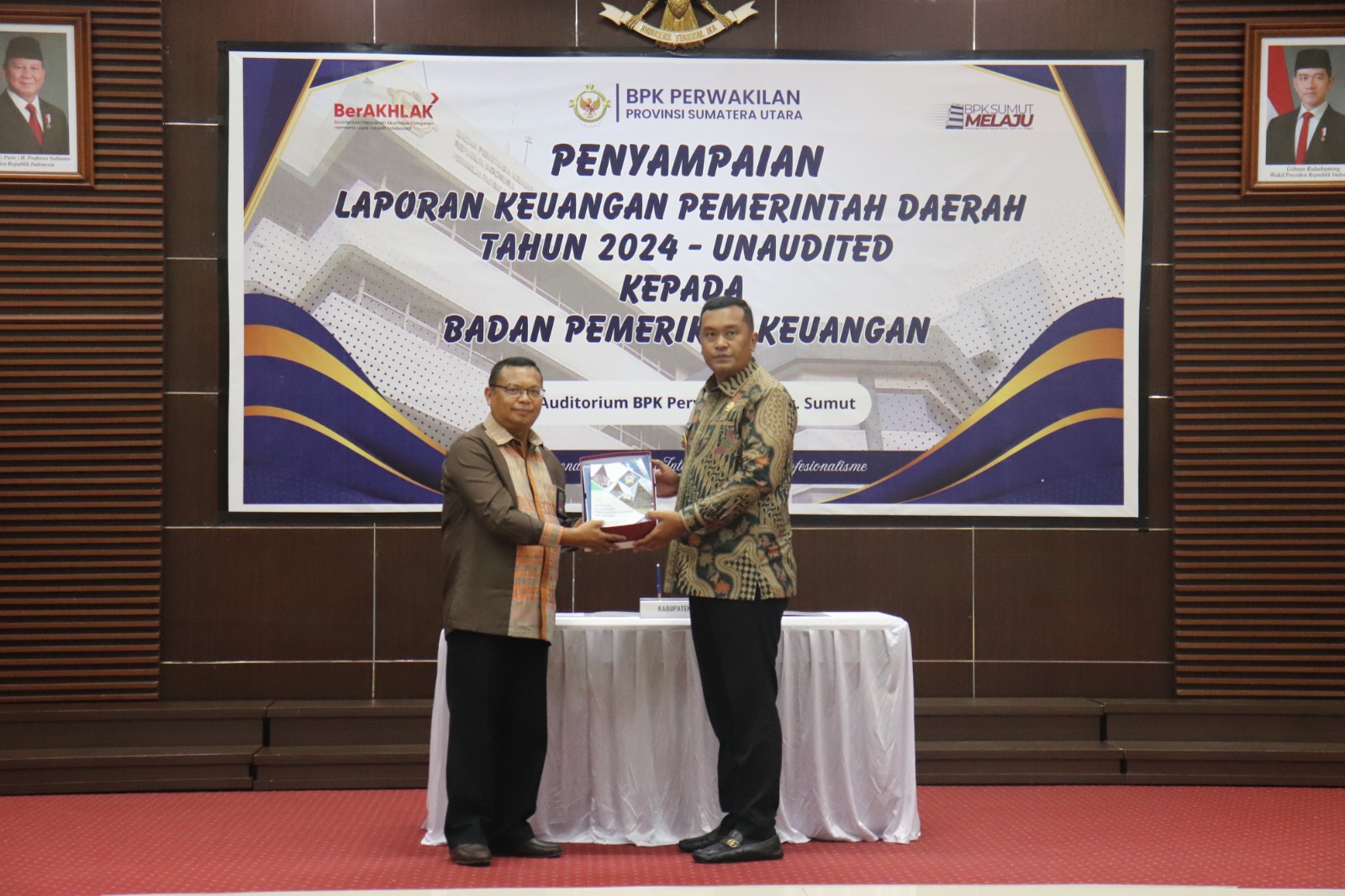 Bupati Toba Serahkan LKPD Kabupaten Toba Tahun 2024 – Inaudited ke BPK Perwakilan Provinsi Sumatera Utara 