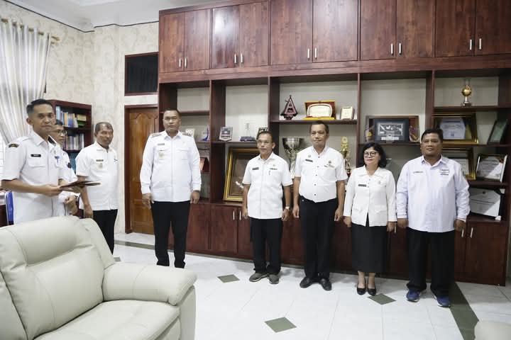 Bupati Toba Serahkan SK Pelaksana Tugas kepada 4 OPD