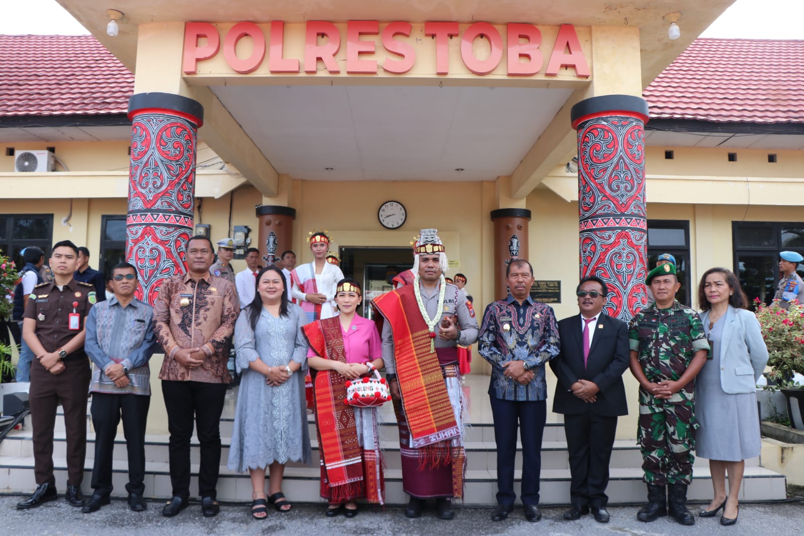 Bupati dan Forkopimda Sambut Kapolres Toba, Kapolres dan Istri Disematkan Pakaian Adat Batak