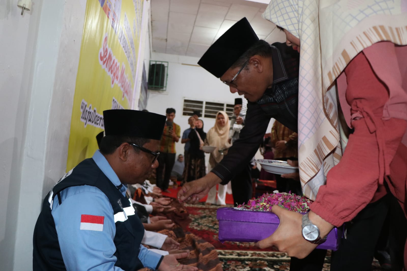 Pemkab Toba Berangkatkan 8 Calon Haji dengan Tradisi Tepung Tawar