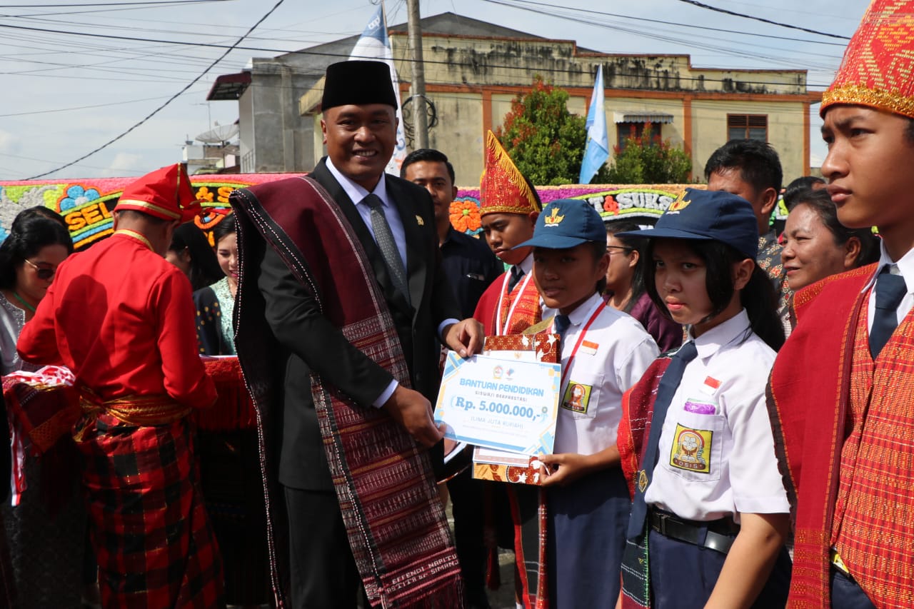 Pemkab Toba Serahkan Penghargaan Untuk Pelajar SMP yang Masuk SMA Unggul 