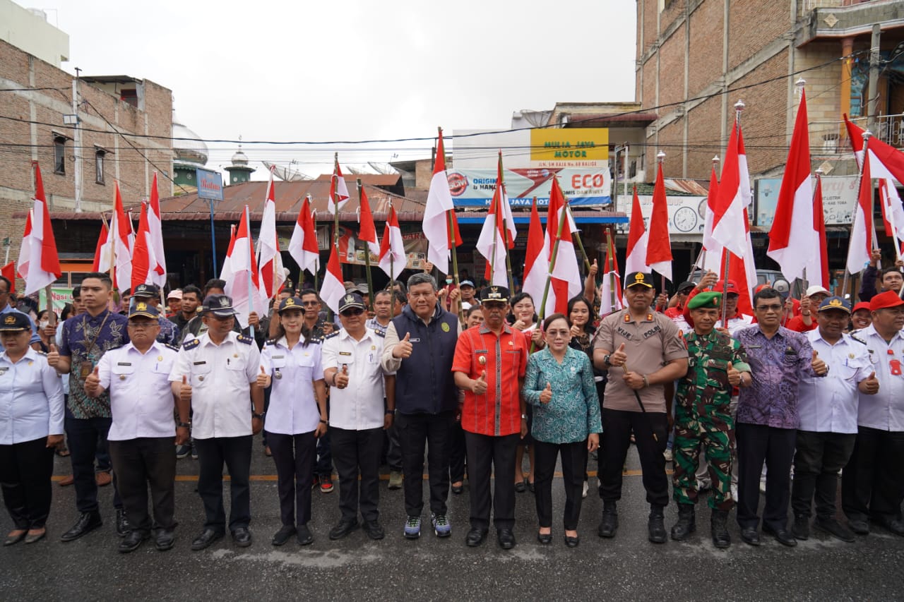 Gerakan Pembagian 10 Juta Bendera di Bawah Rintik Gerimis