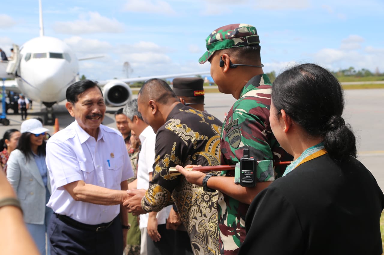 BUPATI TOBA SAMBUT KEHADIRAN KETUA DEN RI LUHUT BINSAR PANDJAITAN DAN DAMPINGI KUNJUNGAN KE TSTH2 HUMBANG HASUNDUTAN