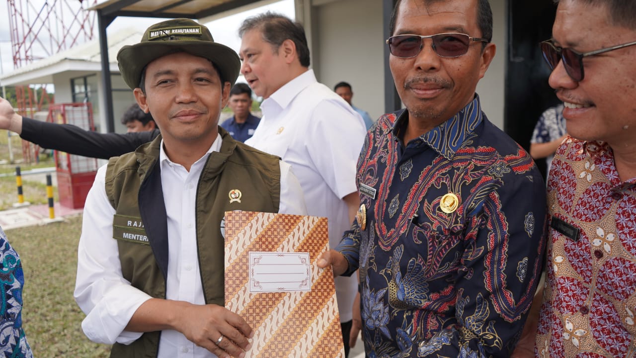Wakil Bupati Toba Serahkan Proposal Permohonan PKH untuk Jalan kepada Menhut