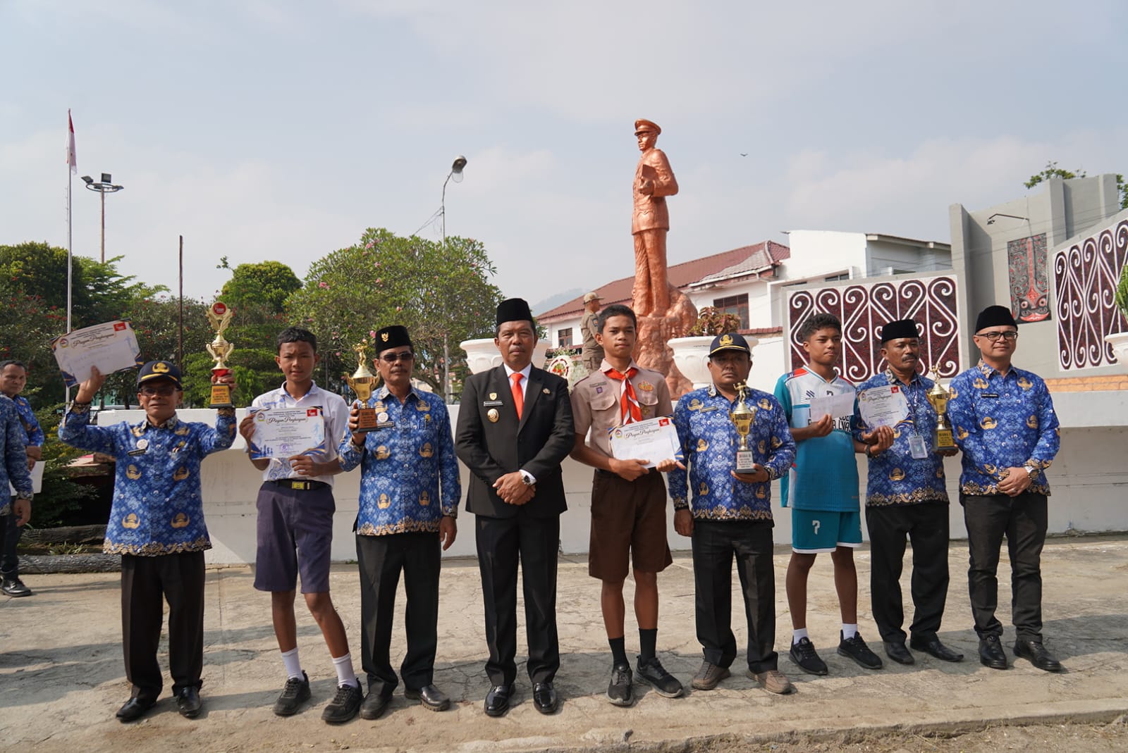 Wabup Toba Serahkan Hadiah ke Pemenang Haornas ke-43