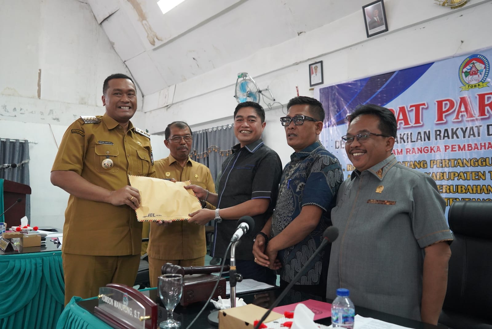 Bupati Toba Sampaikan Nota Jawaban Melalui Paripurna DPRD Toba