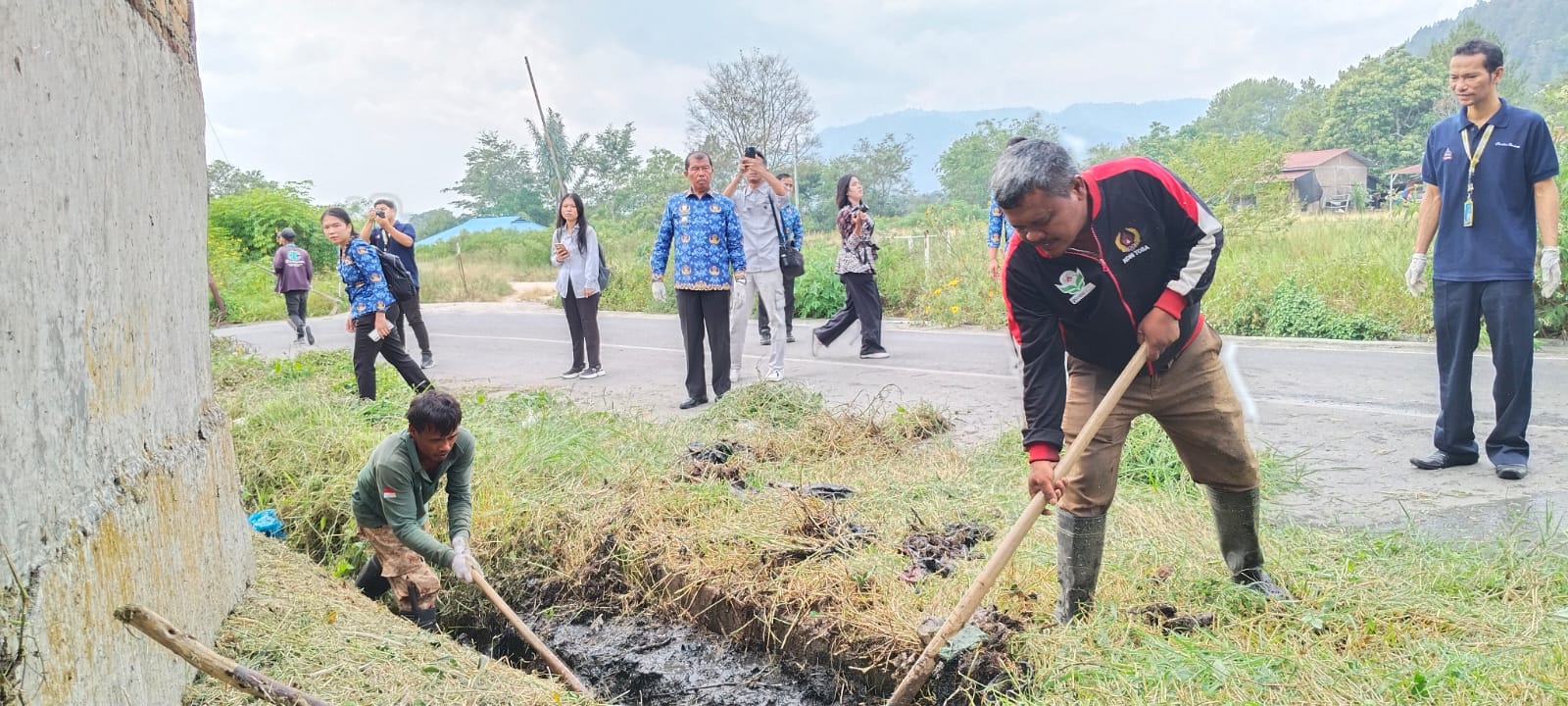 Drainase Sumbat Hingga Air Meluber ke Jalan, Pemkab Toba Lakukan Pembersihan